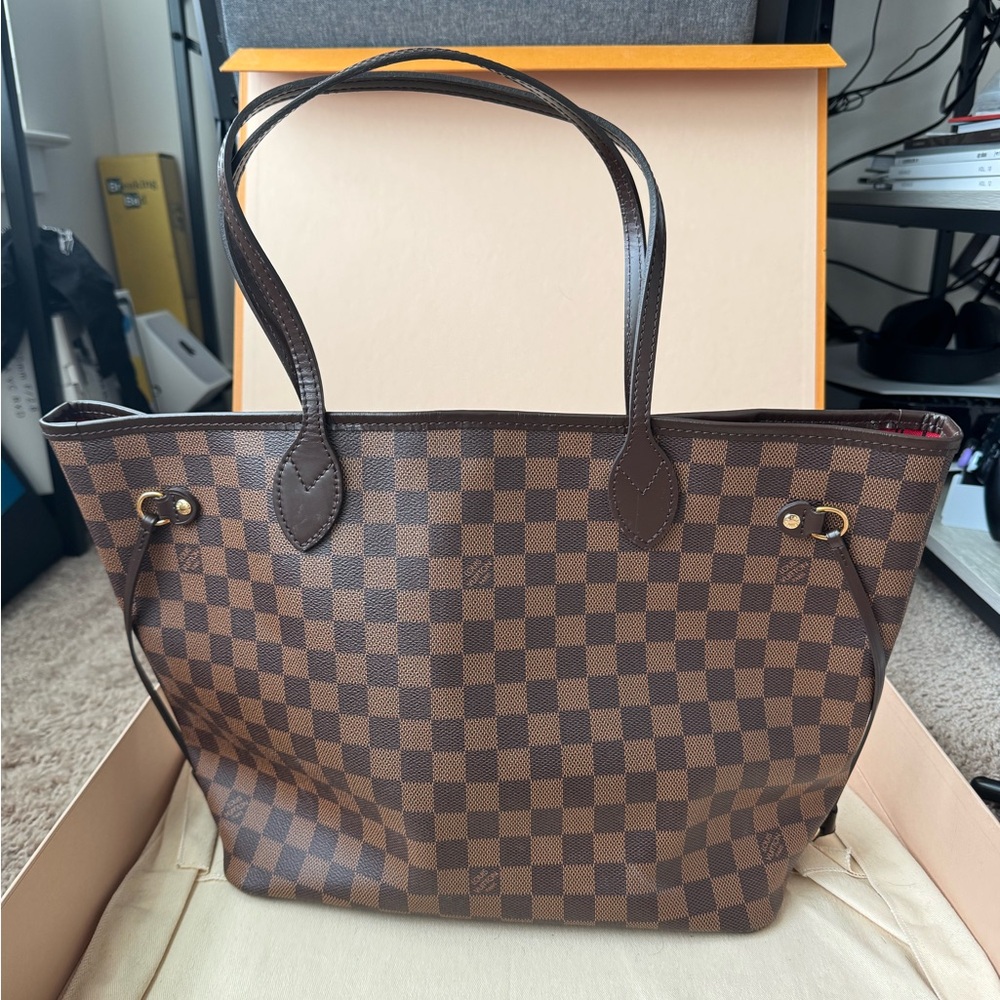 Louis Vuitton Neverfull MM! Great condition, 100% authentic